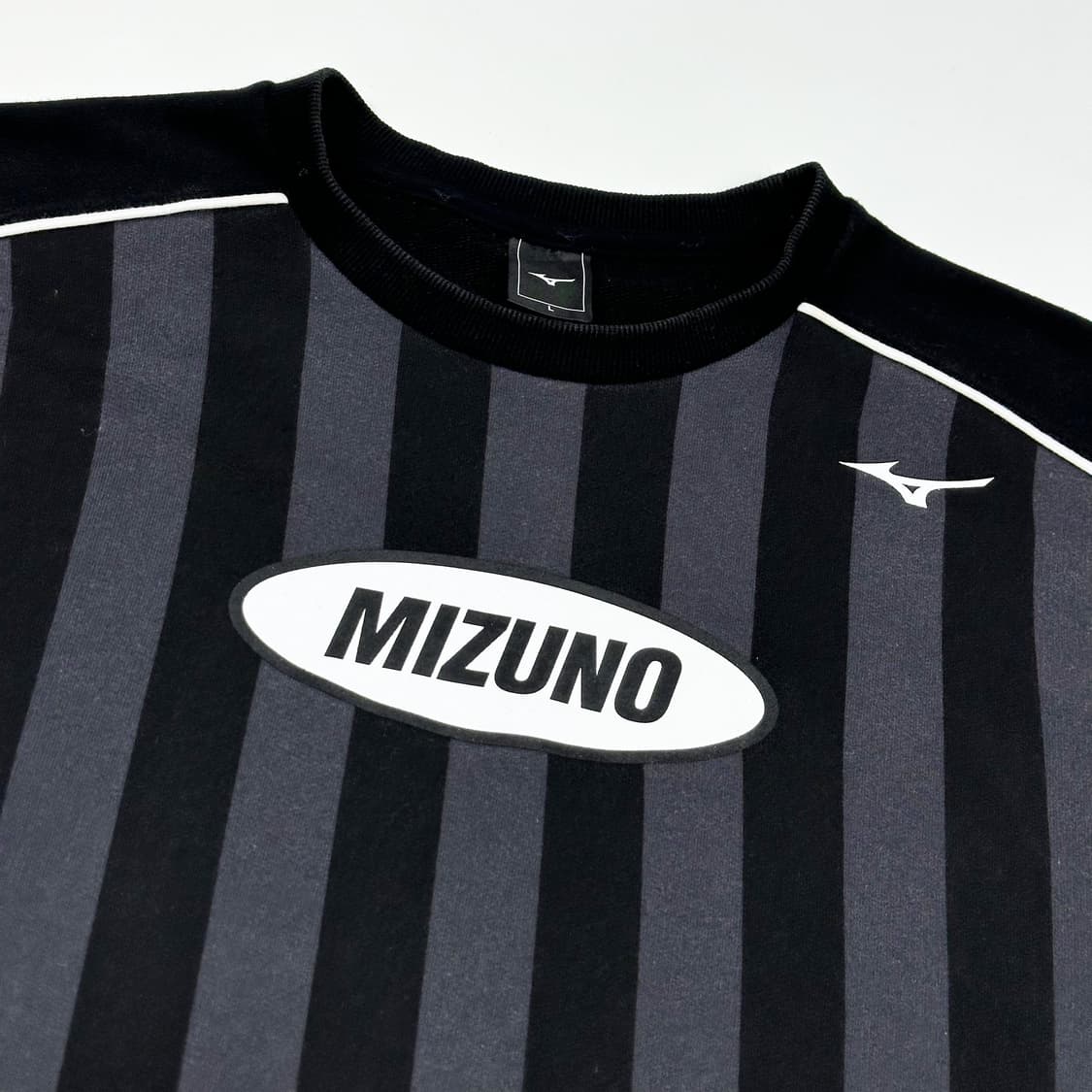 미즈노 센터 로고 스트라이프 블랙 맨투맨 (L) 상품이미지3