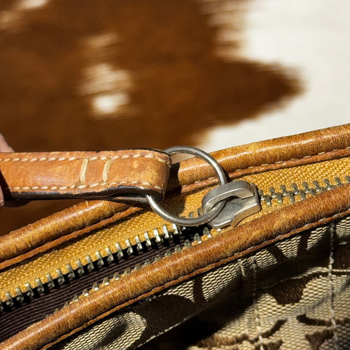 코치 모노그램 레더 숄더백 베이지 y2k 상품이미지10