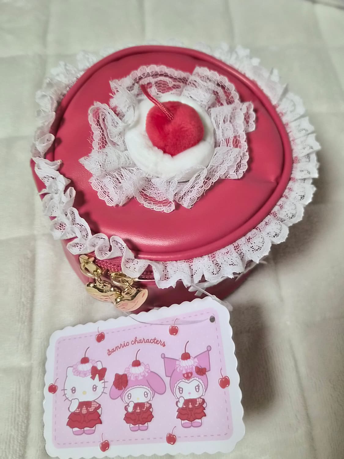 산리오 헬로키티 휘핑 체리 케이크형 파우치 상품이미지1