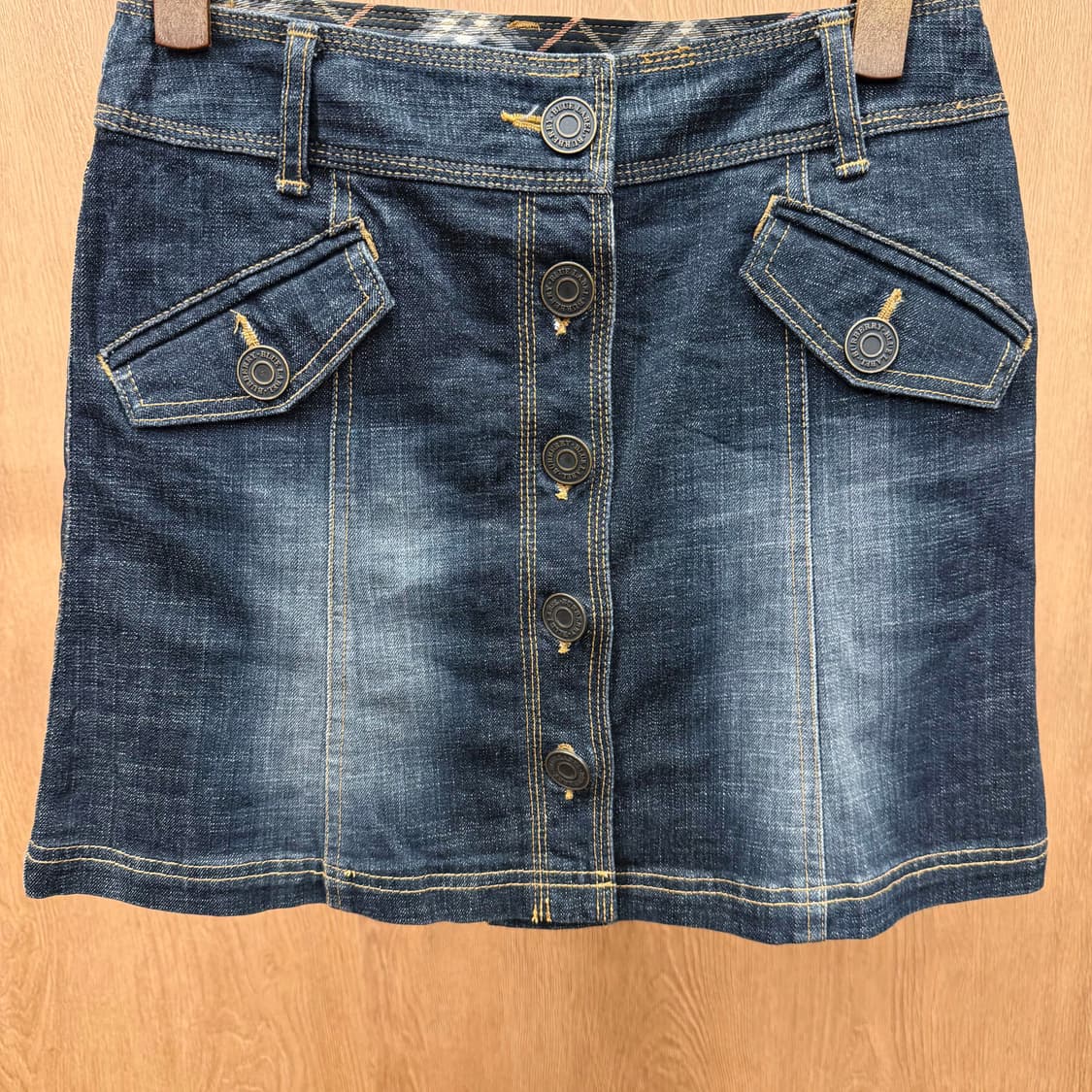 버버리 블루 라벨 데님 미니 스커트 버튼업 로고 자수 포켓 디테일 흑청 상품이미지4
