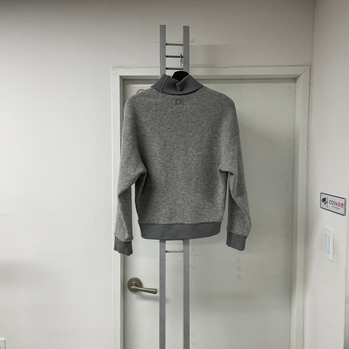 우영미 목폴라 니트 그레이 46 상품이미지1