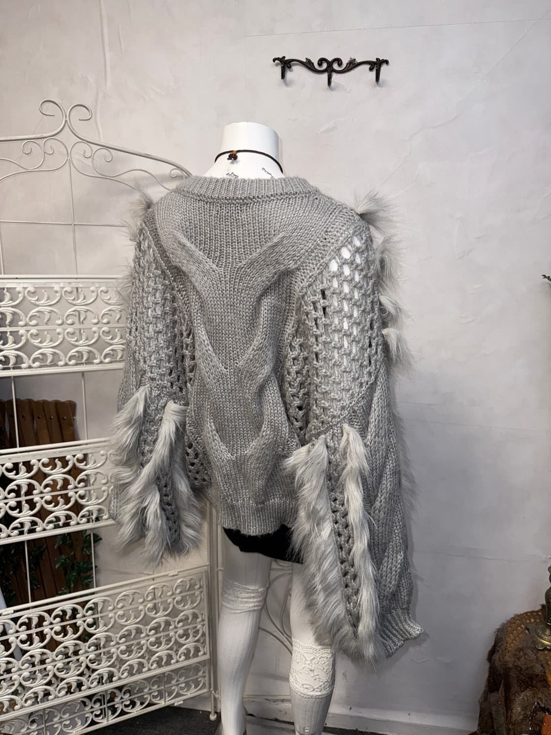 Gray grunge fur trimming over knit 상품이미지6