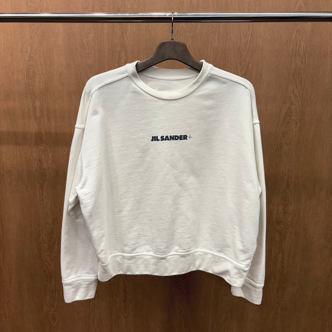 질샌더 크루넥 코튼 긴팔 맨투맨 솔리드 미니멀 로고 프린팅 디테일 화이트 상품이미지2