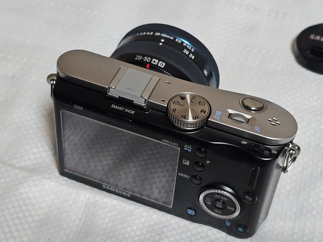 삼성 NX100 미러리스 카메라와 20-50mm 번들 렌즈 상품이미지8