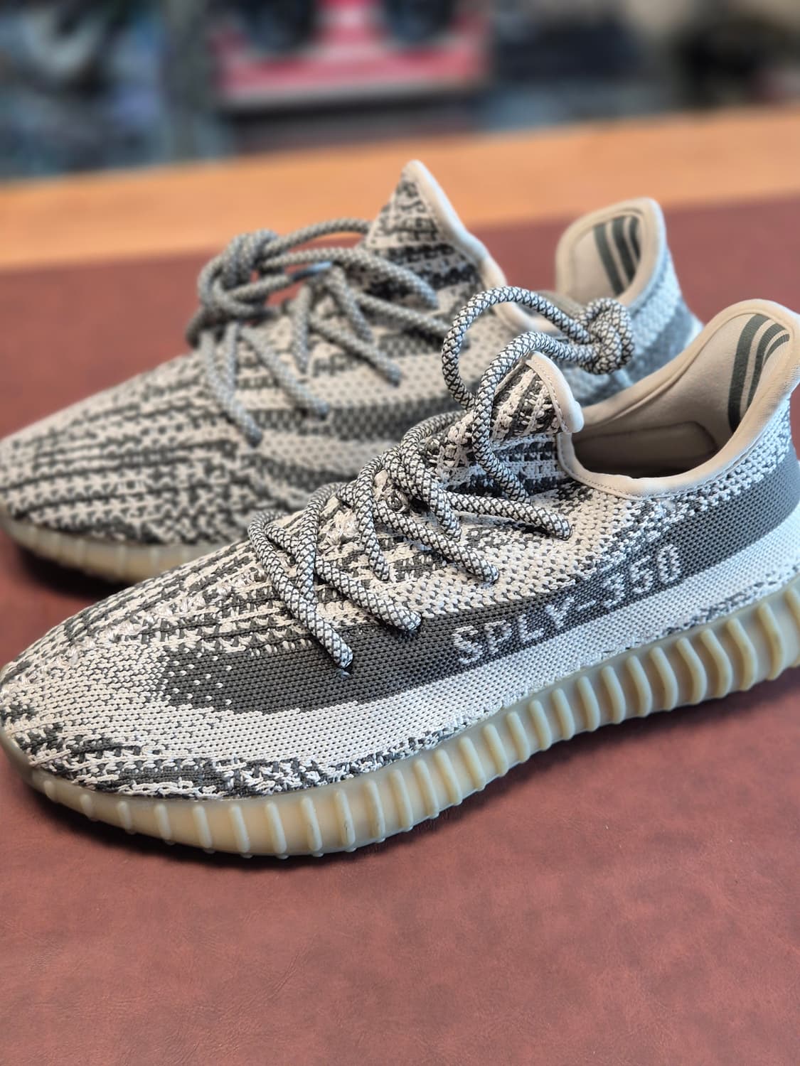 새상품 255 이지부스트350v2 카키화이트 상품이미지3