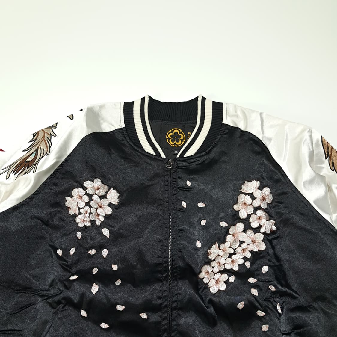 CL933 [새상품] XL ROGUE 00s 새틴 주작자수 블랙 스카잔 상품이미지2