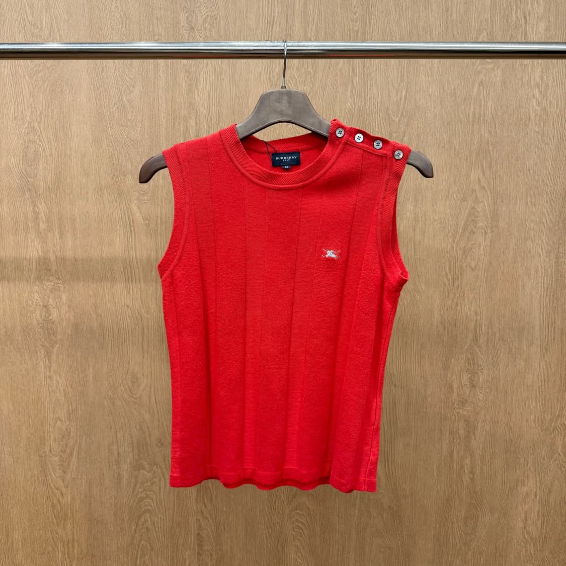 버버리 골프 슬리브리스 민소매 니트 4버튼 디테일 슬림핏 레드 상품이미지2