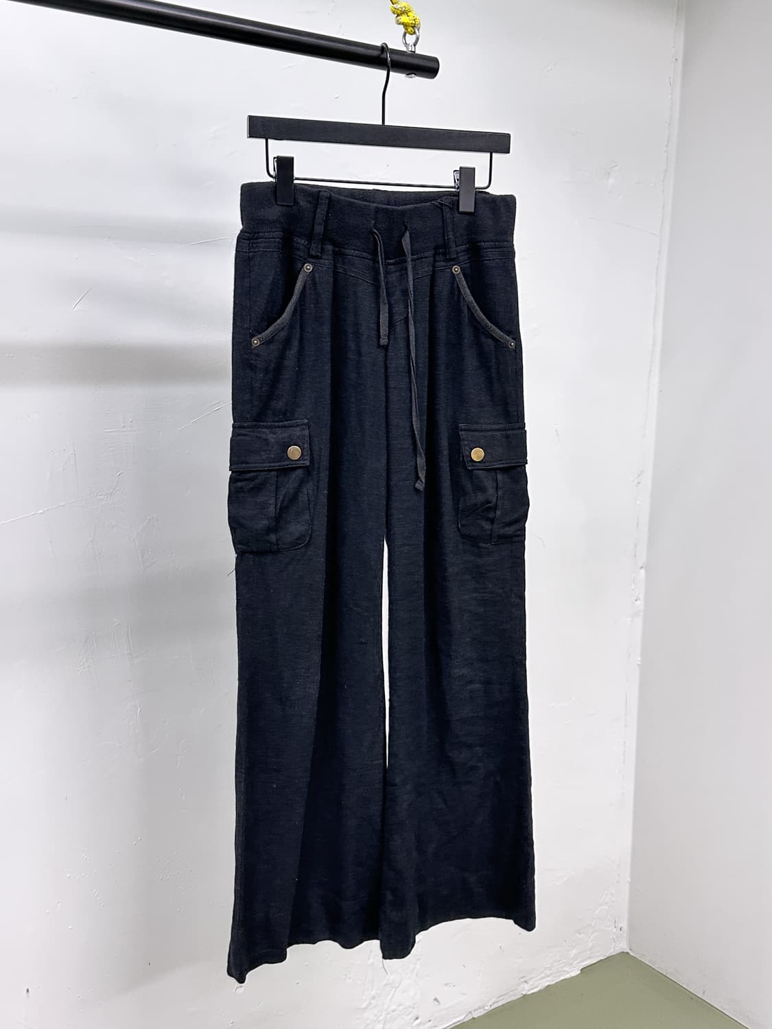 black linen low rise flare cargo pants 상품이미지4
