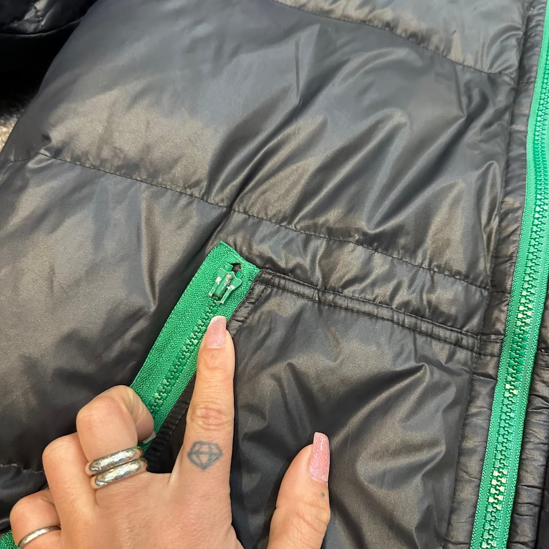 타미힐피거 블랙 무광 다운 패딩L 상품이미지4