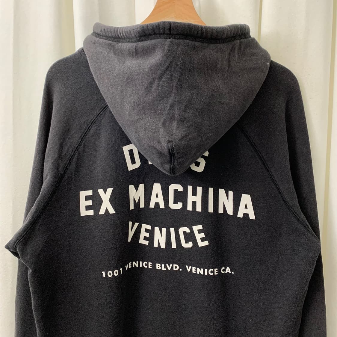 데우스 챠콜 로고 후드티 상품이미지2