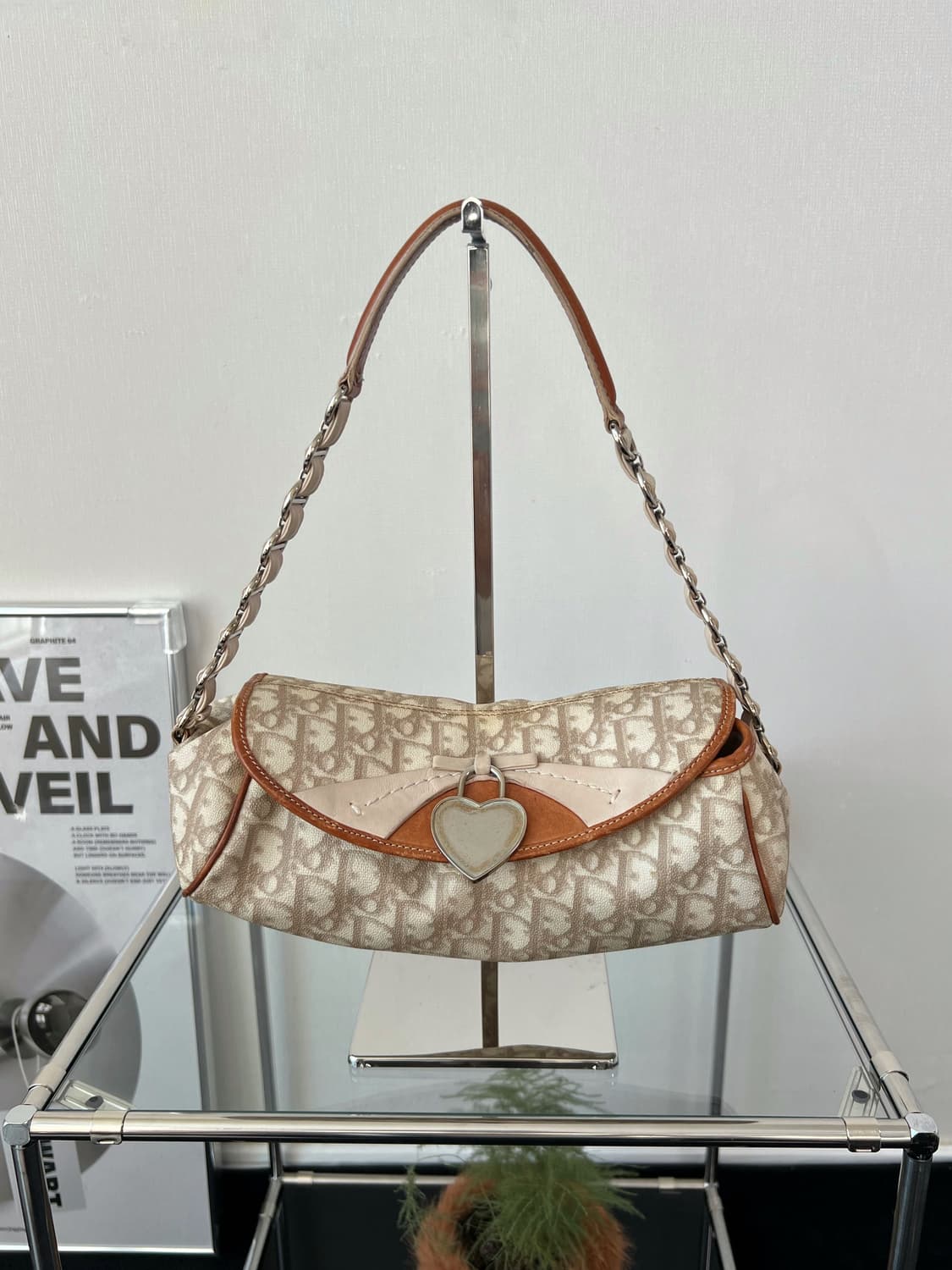 디올 로맨티크 트로터 하트 참 숄더백 상품이미지1