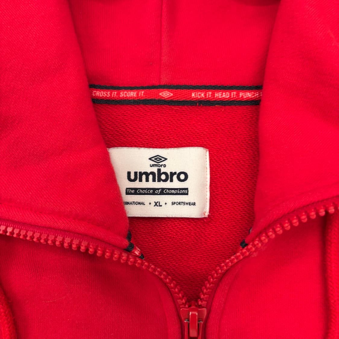 엄브로 빅로고 레드 후드집업 상품이미지4