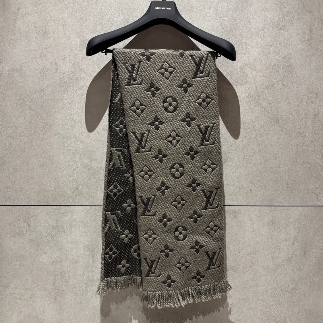 A+ / 루이비통 로고마니아 머플러 블랙 상품이미지3