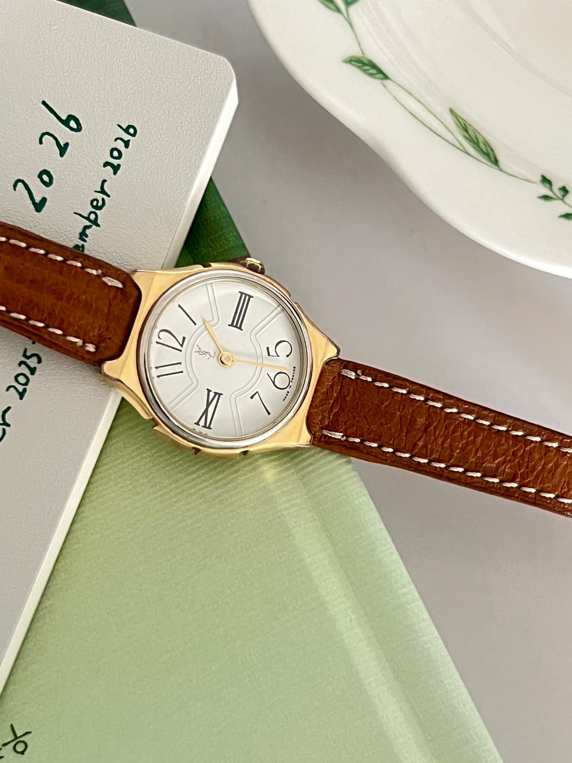 Saint Laurent  옐로우 골드 라운드 생로랑 시계  상품이미지4