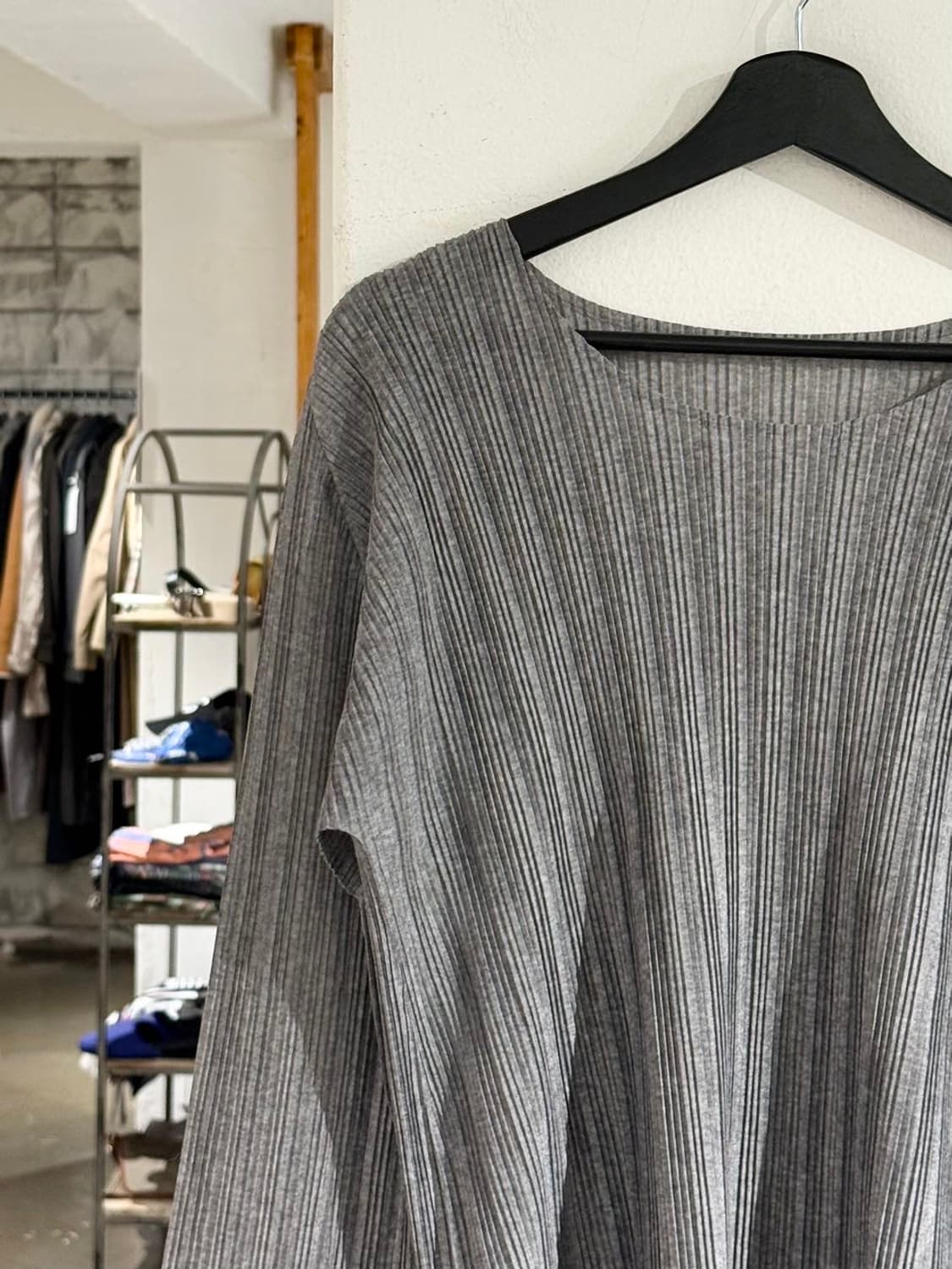 플리츠 플리즈 그레이 라운드넥 롱 슬리브 탑 상품이미지2