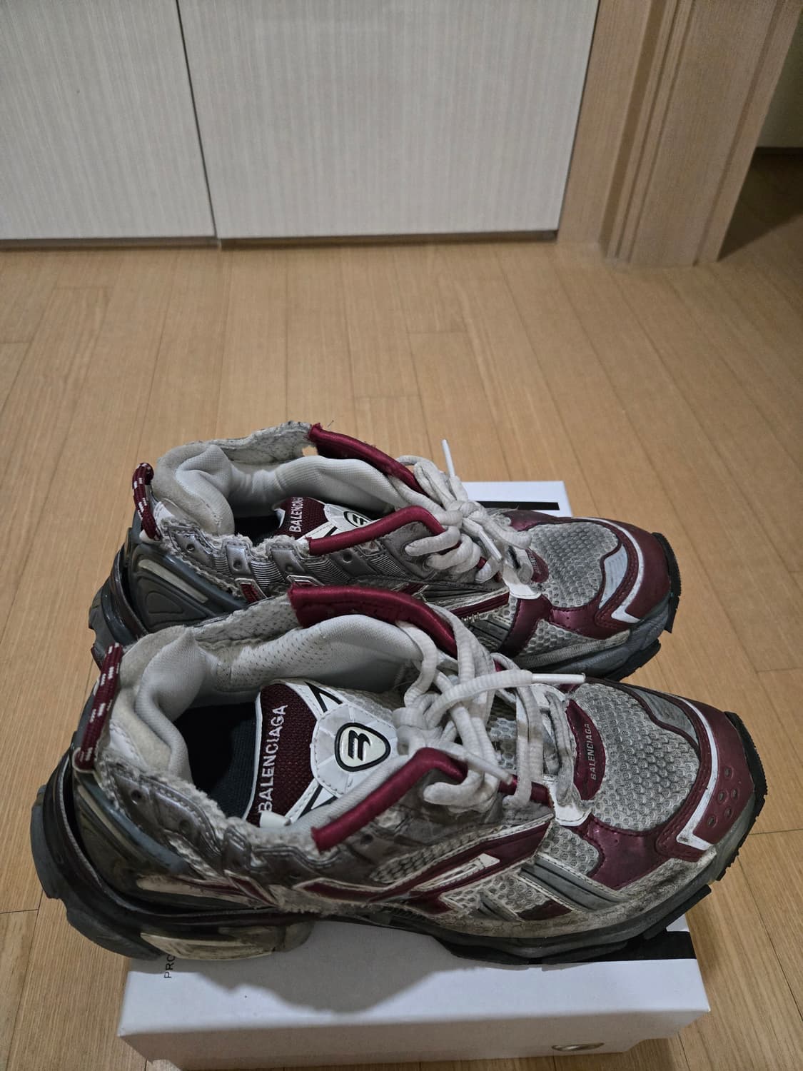 발렌시아가 뉴 러너 버건디 43 사이즈 판매합니다 상품이미지3