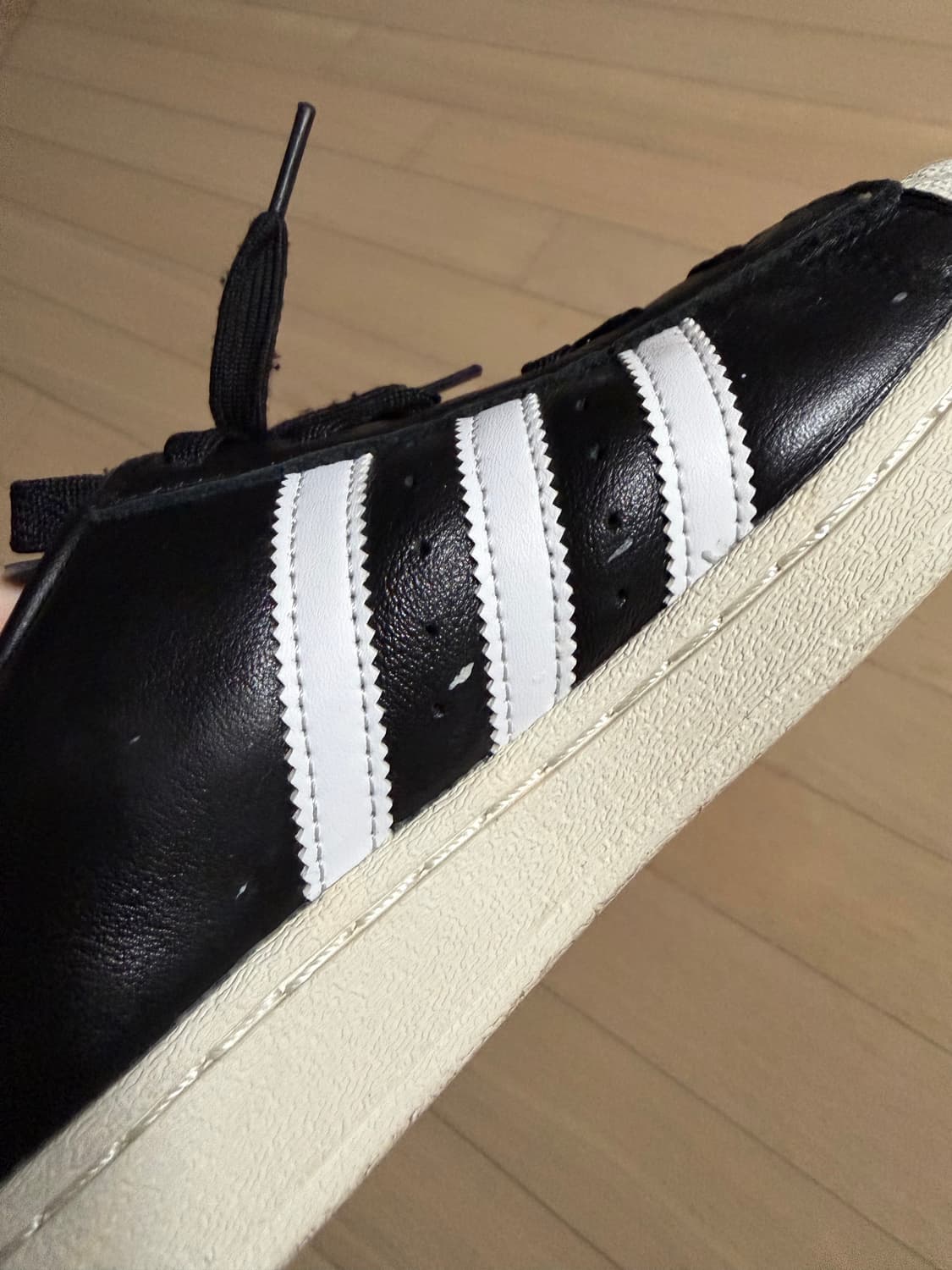 헬로 키티 x 아디다스 슈퍼스타 82 코어 블랙 화이트  상품이미지4