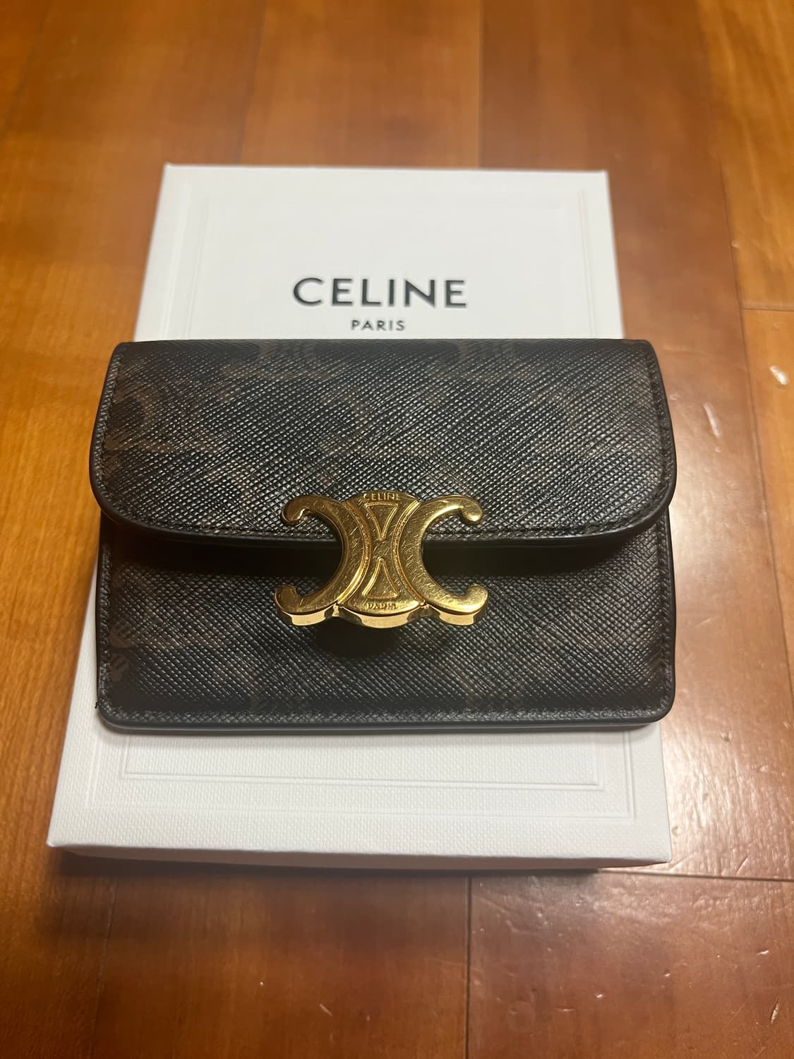 셀린느 트리옹페 플랩 카드 지갑 상품이미지2