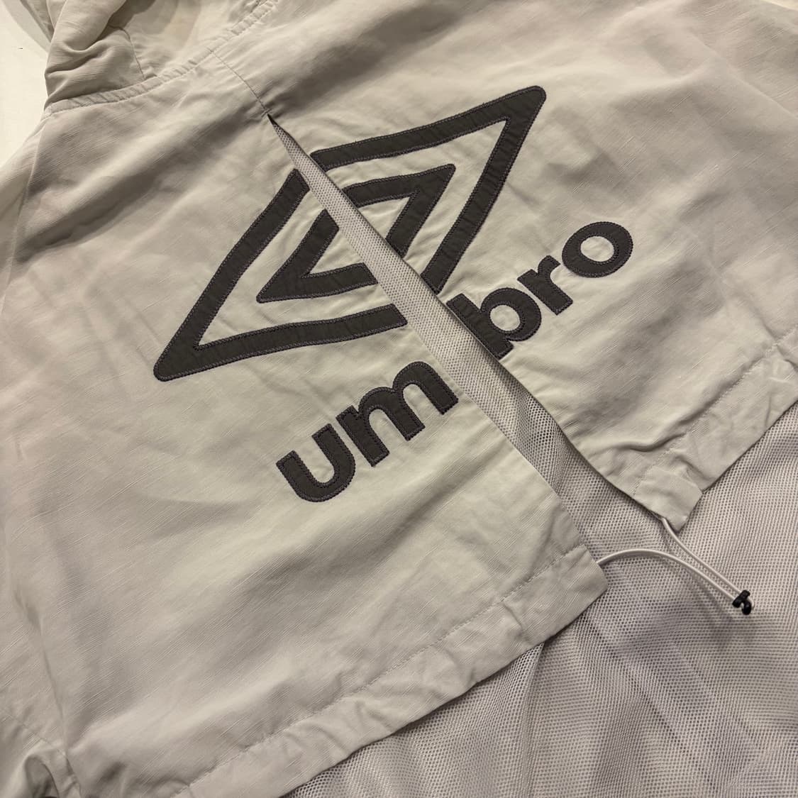 [85] 엄브로 매쉬 후드 바람막이 화이트 그레이 D515 상품이미지9