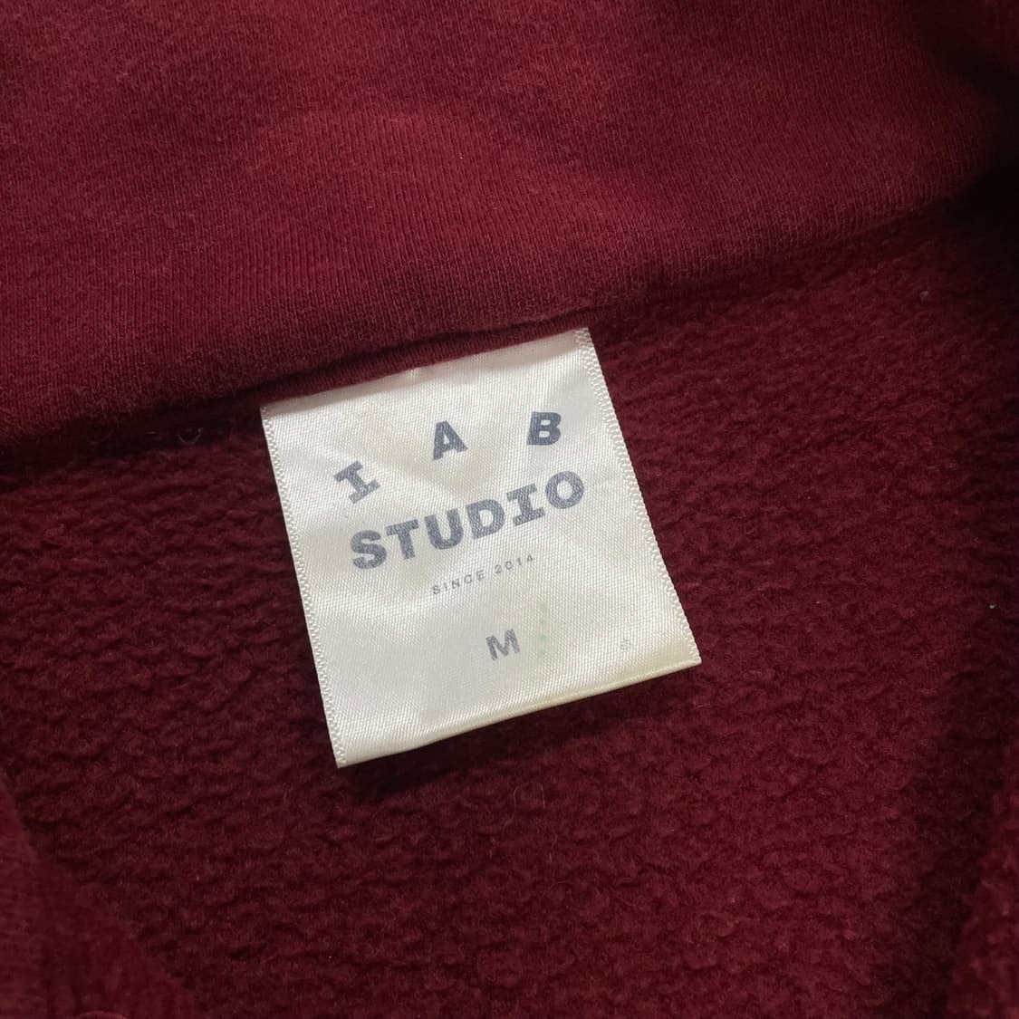 아이앱스튜디오 스펠 로고 코튼 하프집업 마룬 상품이미지6