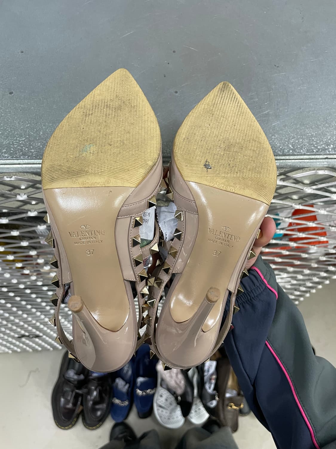 발렌티노 락스터드 슬링백 37 상품이미지6