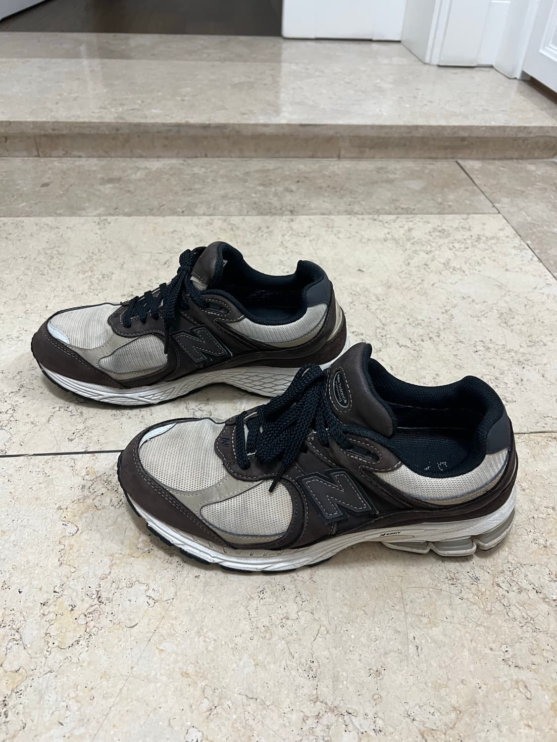 뉴발란스 2002r 고어텍스 브라운 베이지 상품이미지1