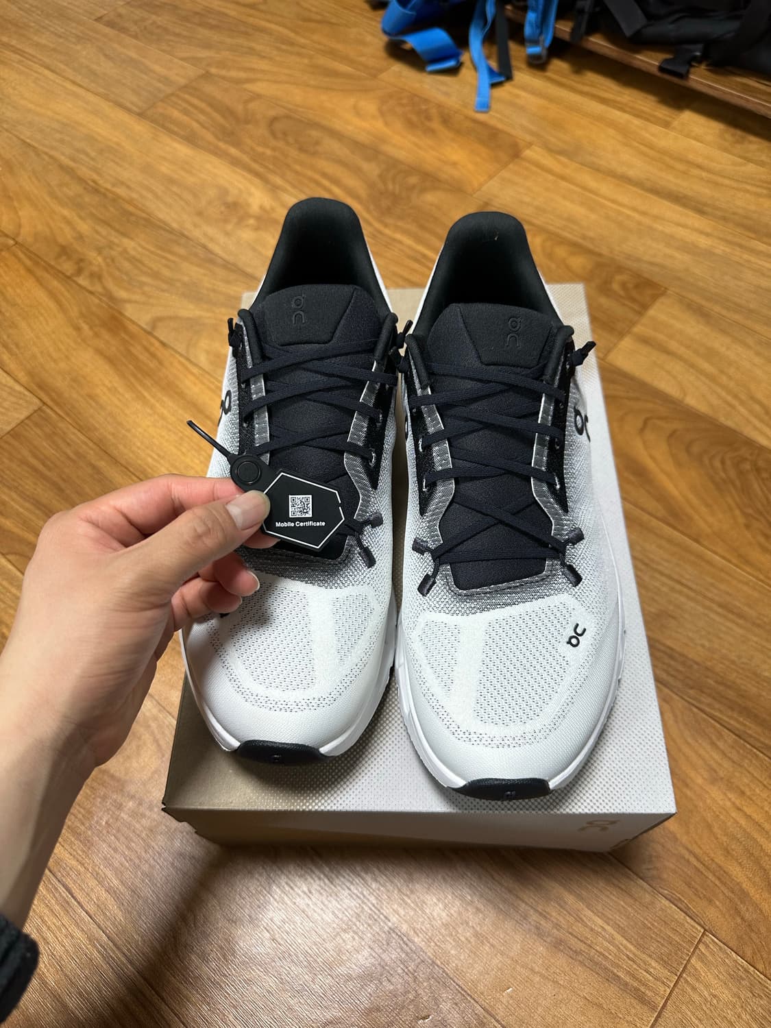 온 러닝 클라우드틸트 블랙 아이보리 275(EU43) 상품이미지6