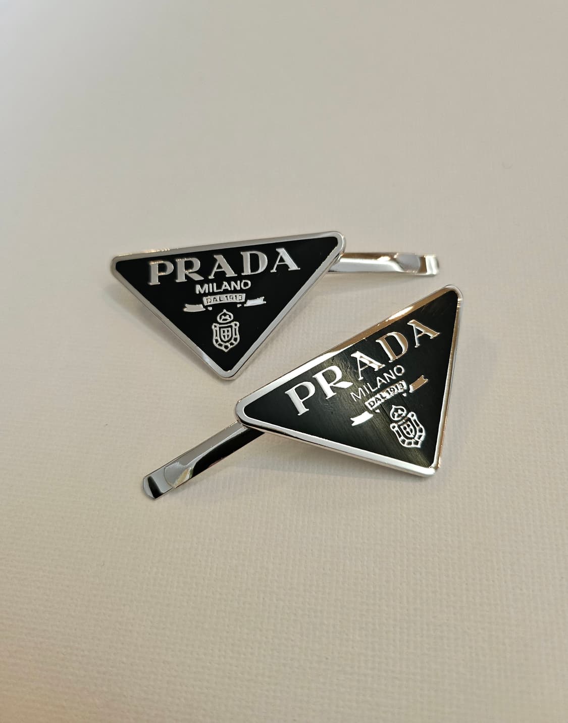 프라다 업사이클링 삼각로고 블랙 헤어핀 상품이미지1