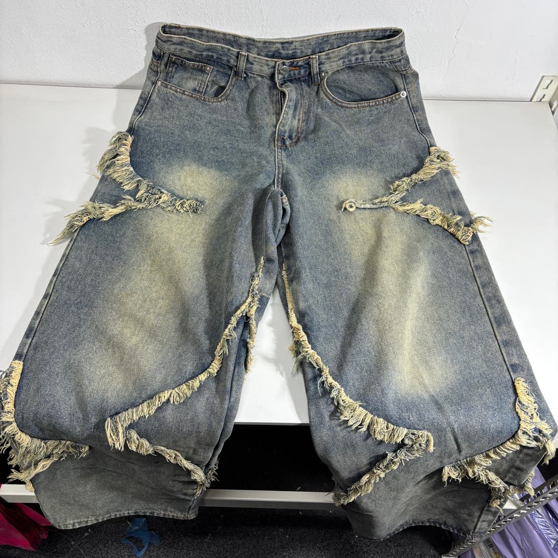 XL 트릴리온 와이드핏 연청 스타 아플리케 데님팬츠 상품이미지2