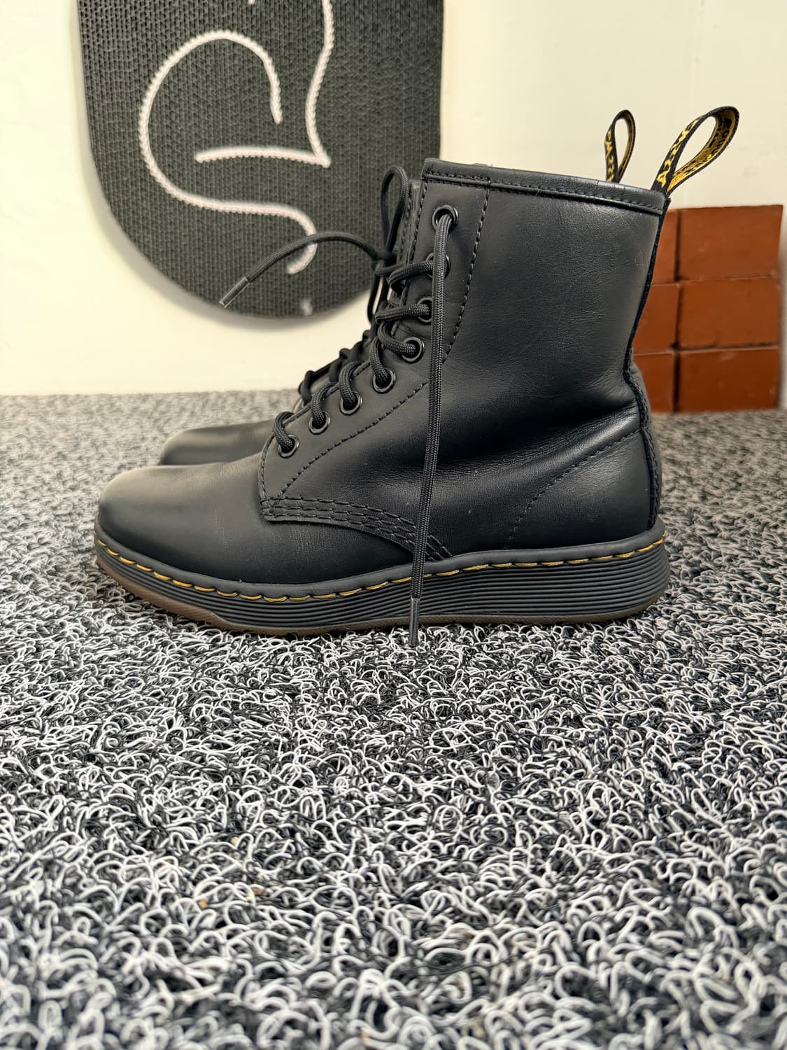 닥터마틴 뉴턴(Newton) 블랙 8홀 부츠 상품이미지2