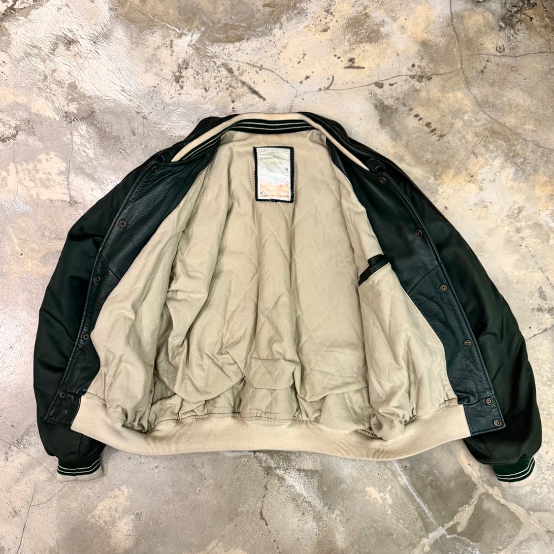 디젤 마스터피스 90S 레더 바시티 자켓 다크그린 상품이미지3