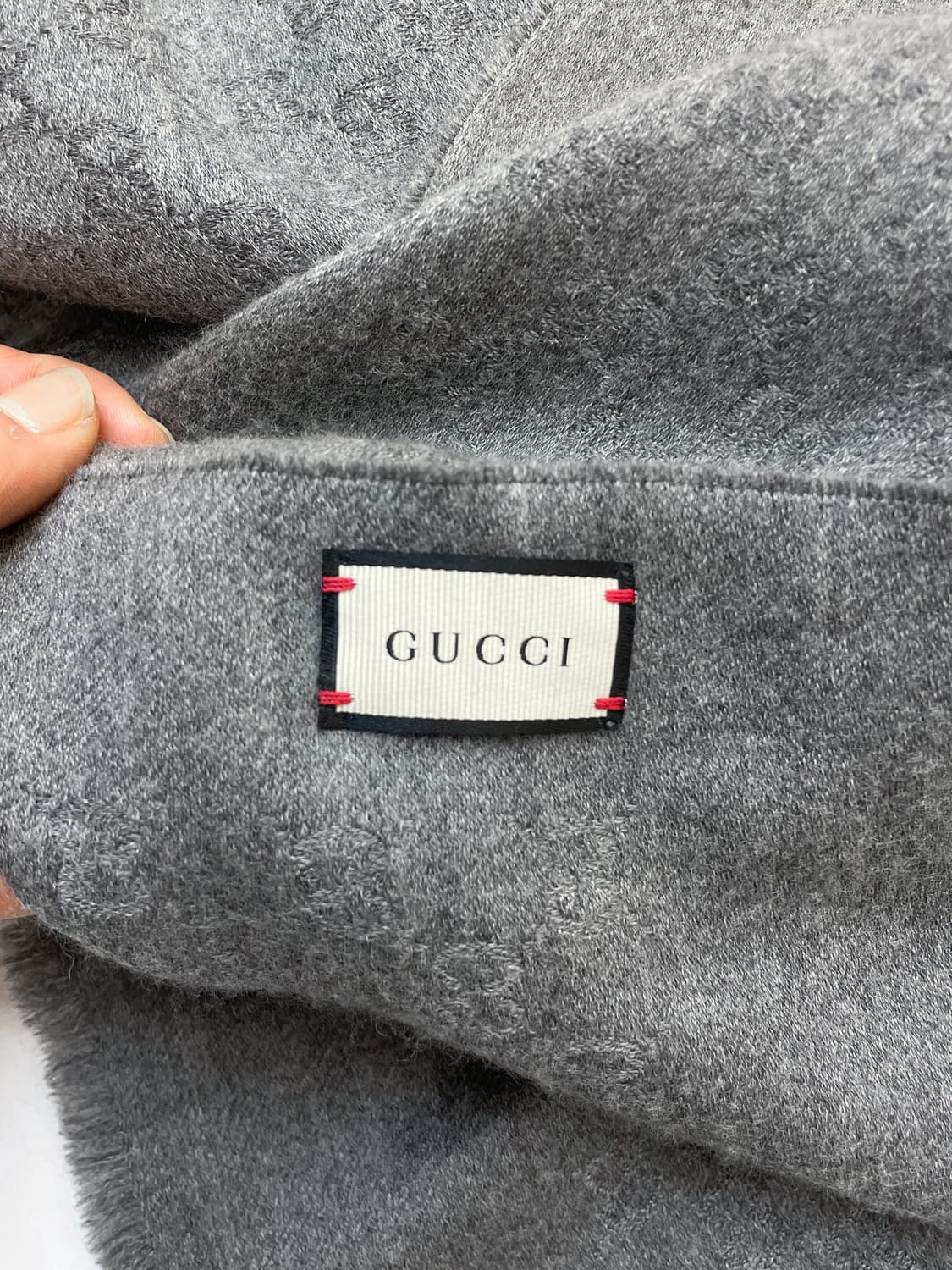 구찌 GG 모노그램 캐시미어 차콜 스카프 상품이미지5