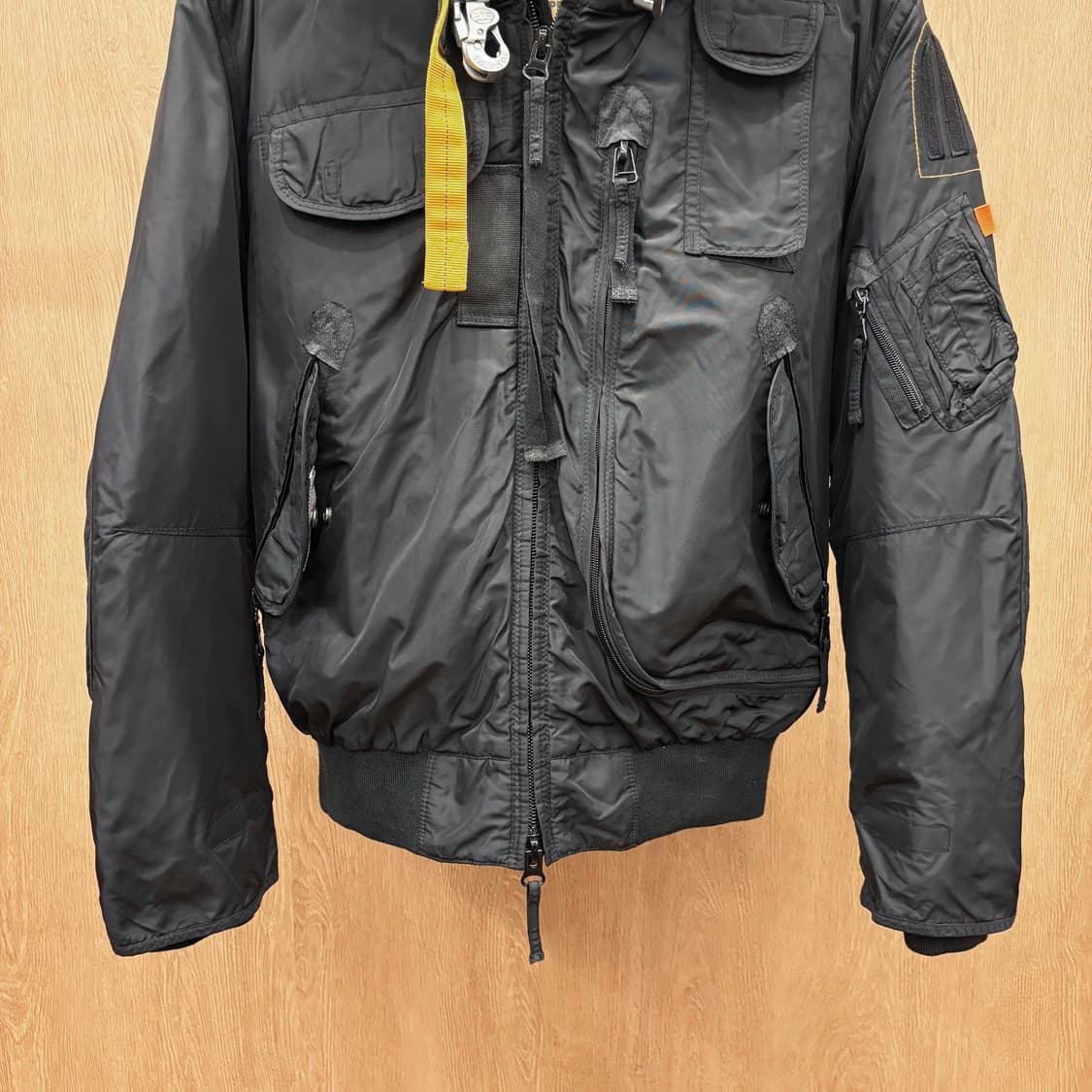 파라점퍼스 코디악 항공 다운 점퍼 퍼 트리밍 후드 멀티 포켓 디테일 블랙 상품이미지5