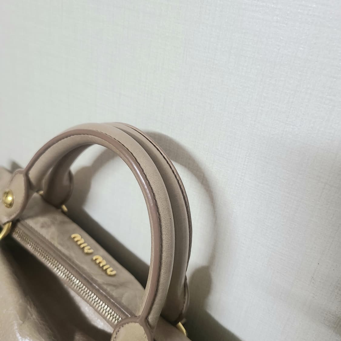 미우미우 비텔로 샤인 사첼백 상품이미지10