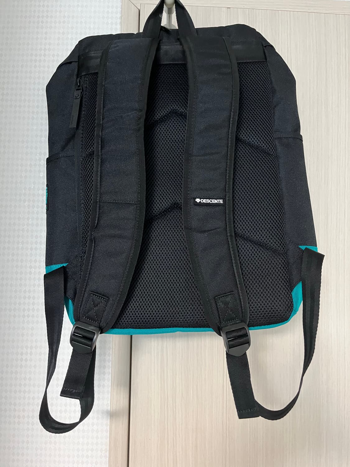 데상트 애슬레틱 백팩입니다 상품이미지2