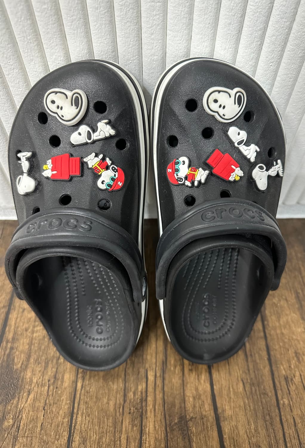 크록스 스누피 블랙 235-240 상품이미지2