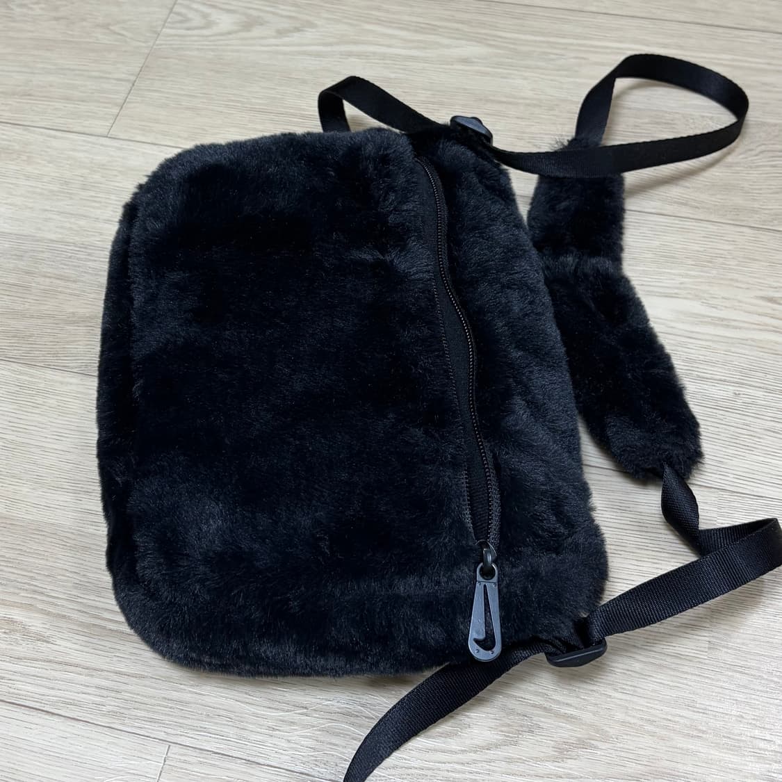 나이키 빅스우시 퍼 크로스백 블랙 상품이미지2