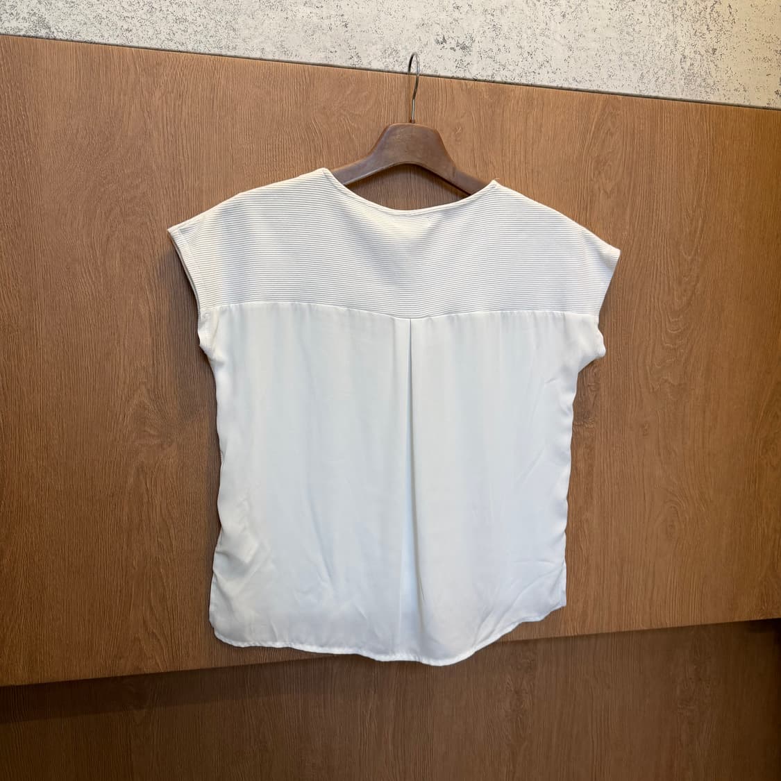 빔즈 하트 슬릿넥 슬리브리스 블라우스 레이어드 디테일 루즈핏 아이보리 상품이미지2