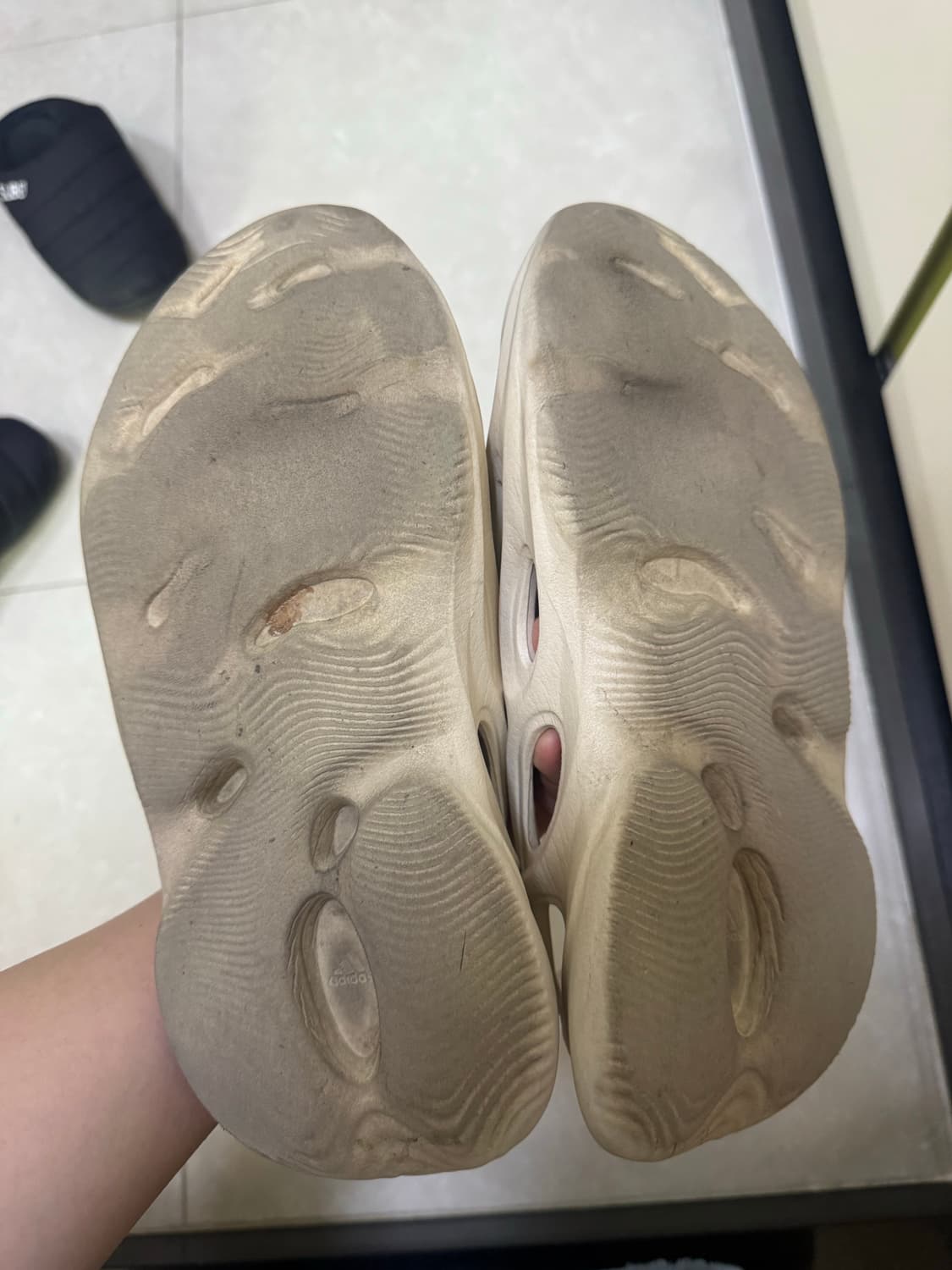 아디다스 이지 폼 러너 샌드 상품이미지3