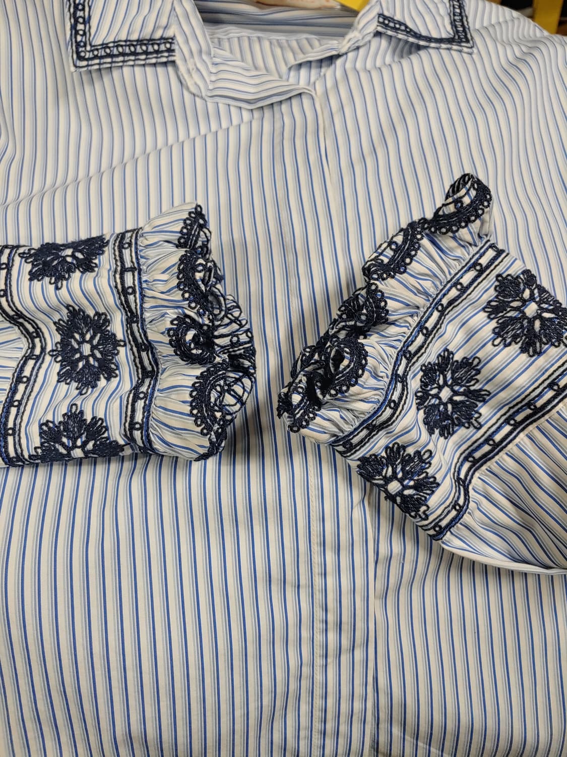 토리버치 스트라이프 셔츠 블루 플라워 자수 여성10 상품이미지4