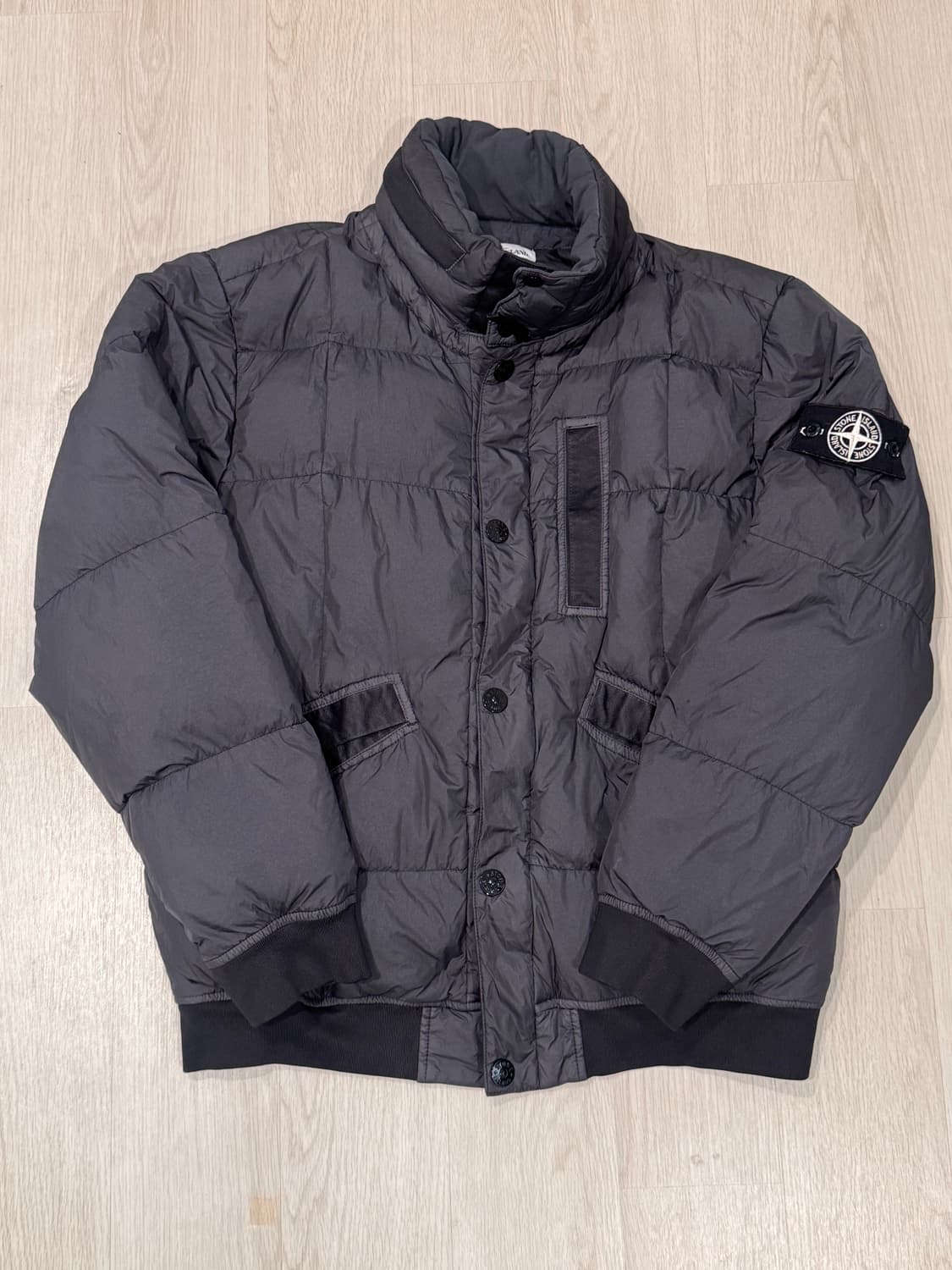 (XL) 스톤아일랜드 화이트와펜 크링클랩스 패딩 그레이 상품이미지1