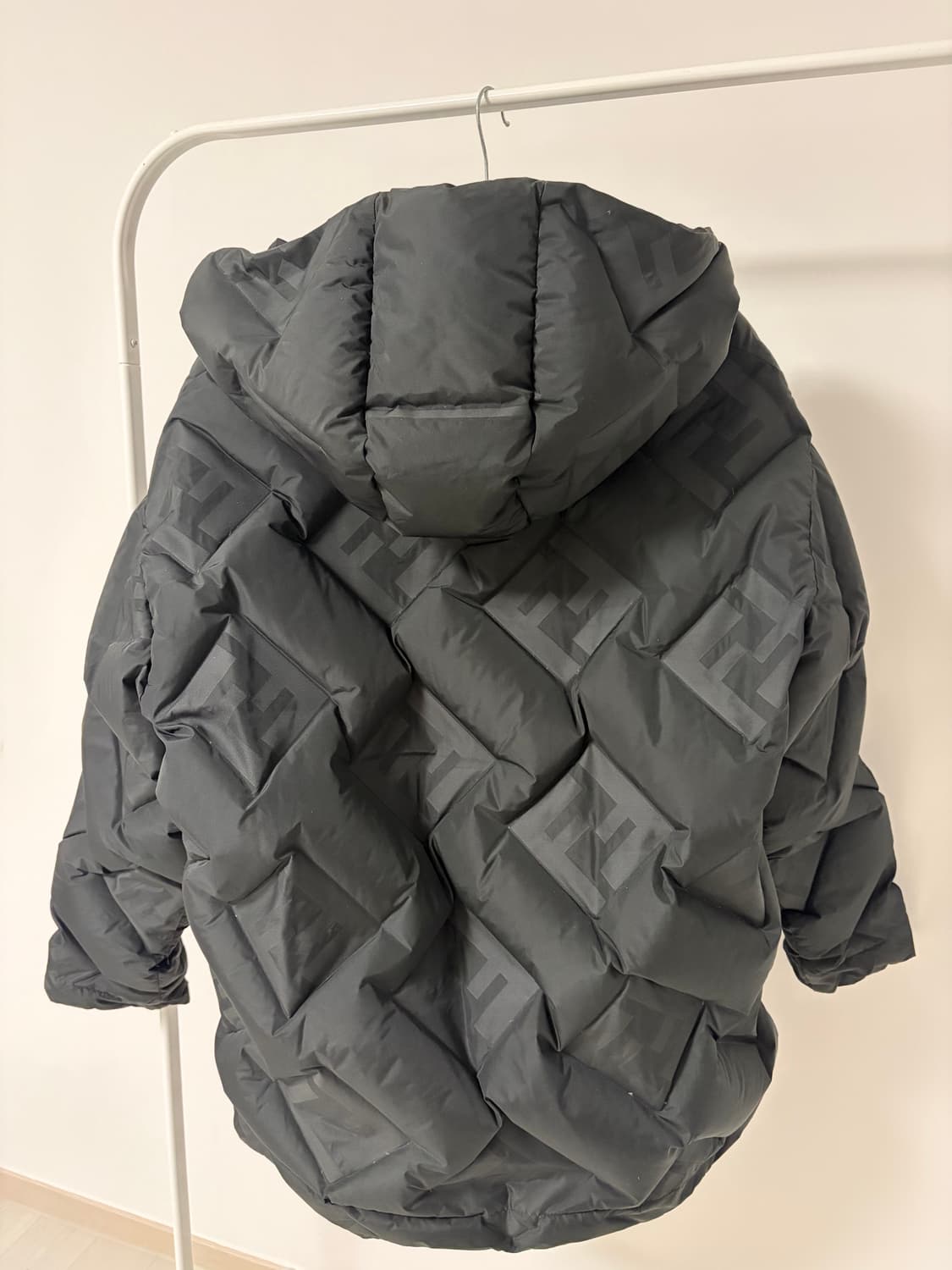 FENDI 모노그램 퀼팅 패딩 점퍼 – 남녀공용, 최상급 컨디션 상품이미지5