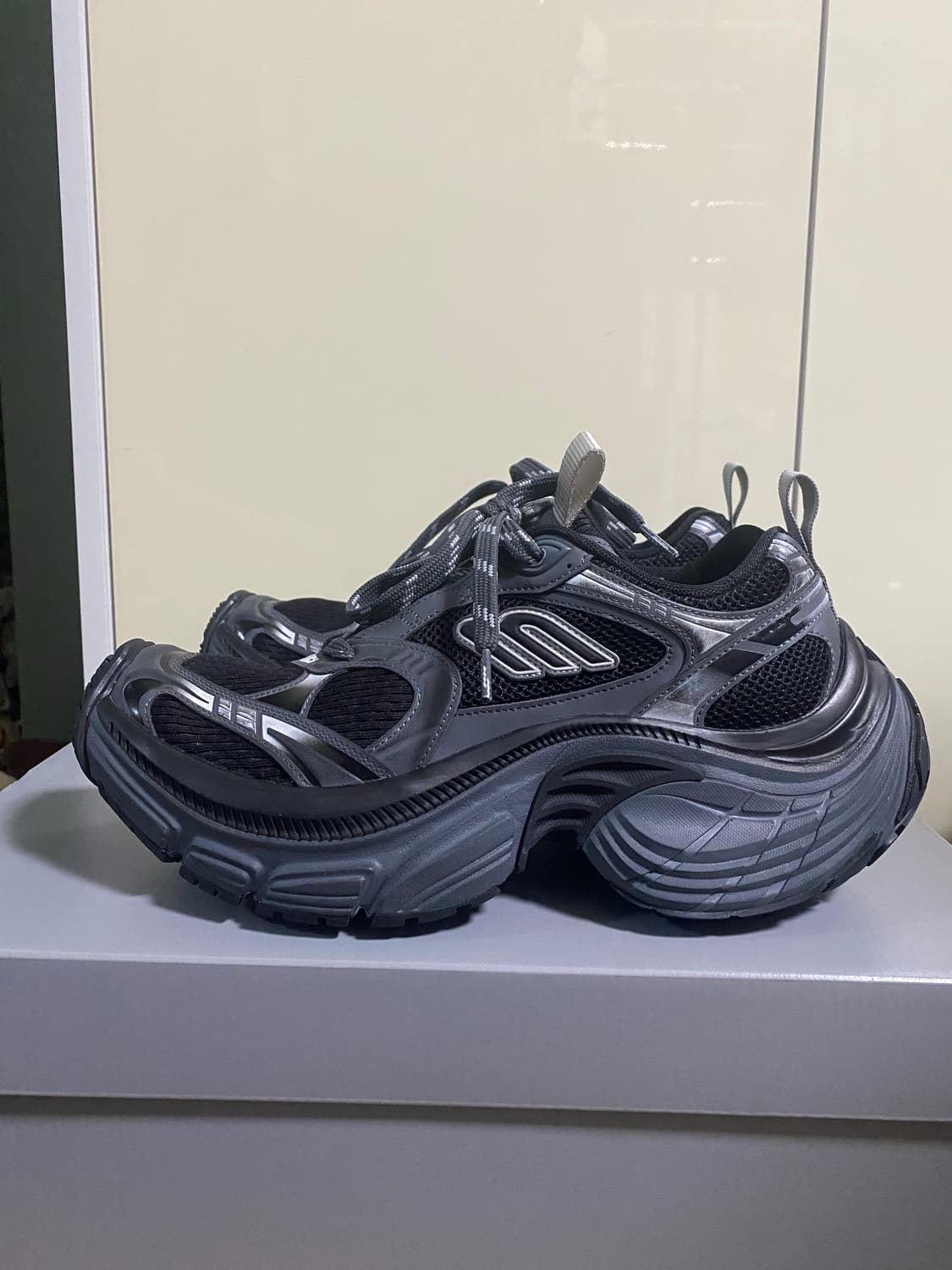 발렌시아가 6xl 43 블랙 그레이 상품이미지1