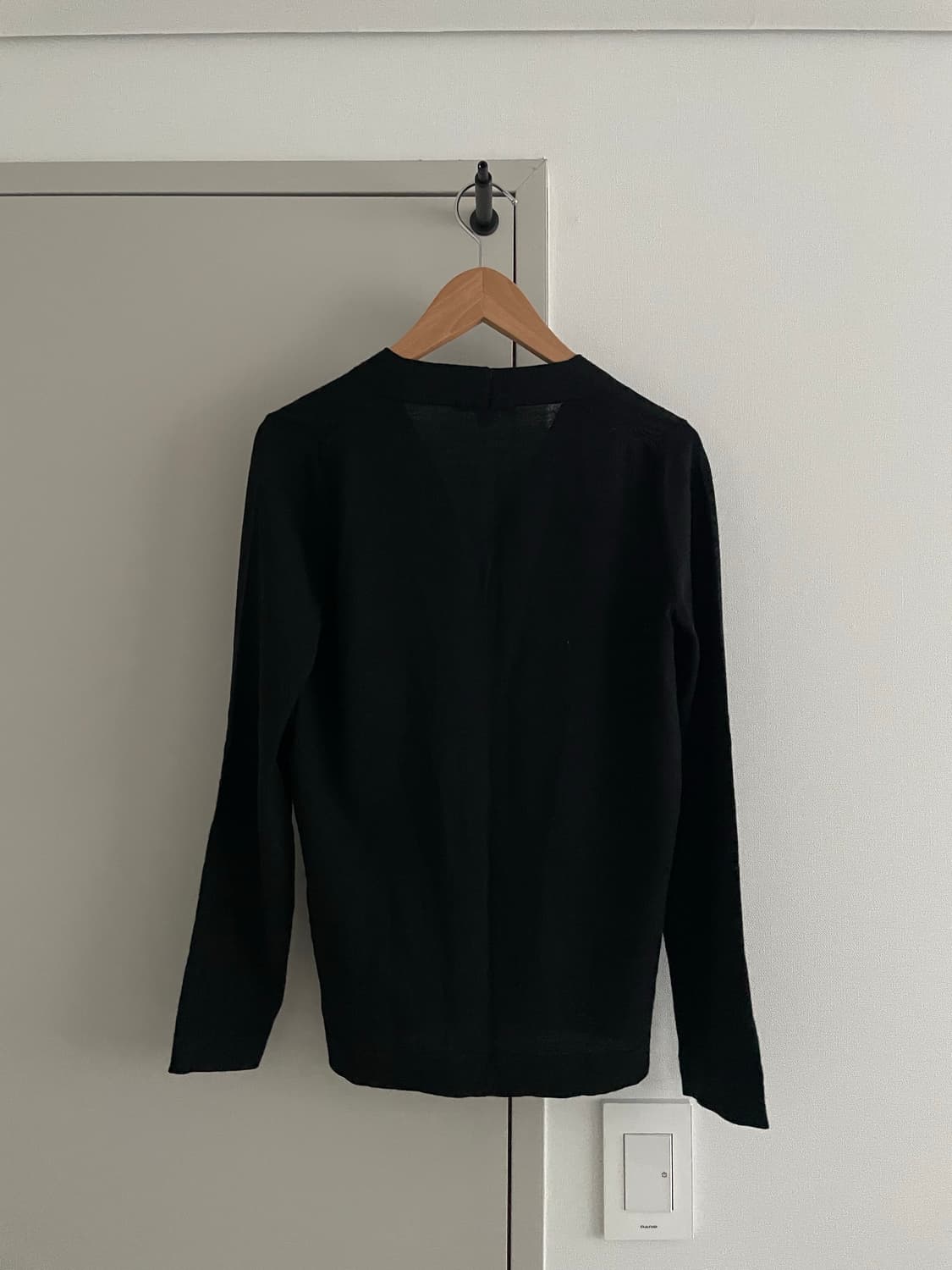 Cos 브이넥 검정 니트  xs 상품이미지2