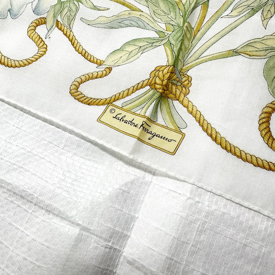 살바토레 페라가모 페레가모 플라워 그래픽 스카프 손수건 쁘띠 새상품 정품 상품이미지3