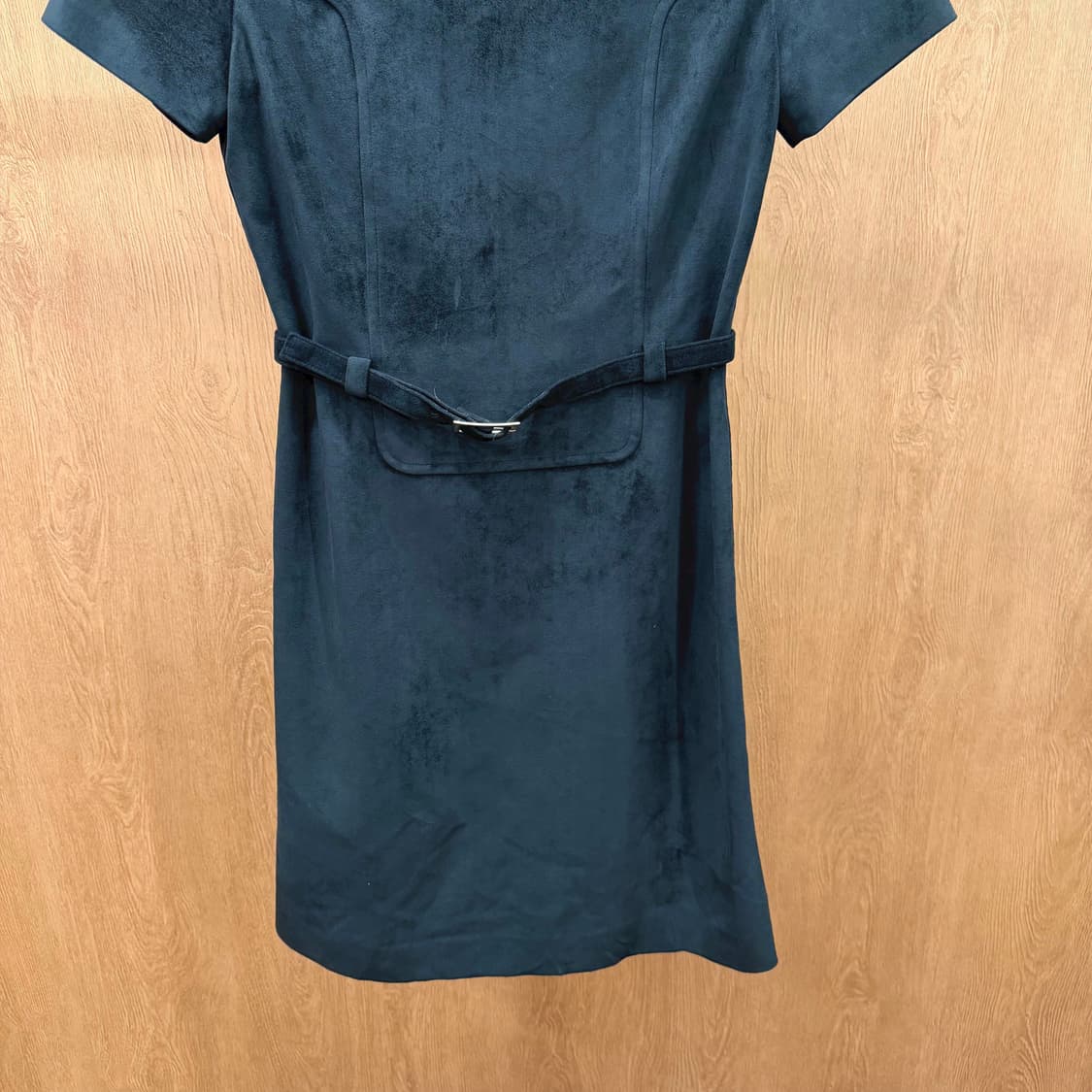 꾸레쥬 반팔 미디 원피스 벨트 포인트 라운드넥 스웨이드 디테일 블랙 상품이미지5