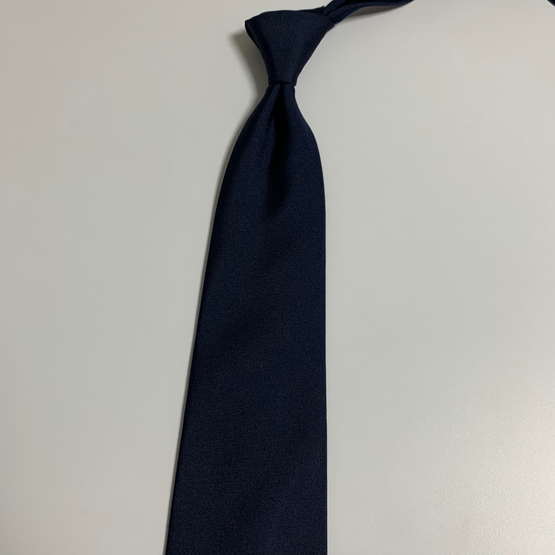 입생로랑(YSL) 심플로고 다크네이비 단색 명품넥타이 100폴리 8cm 상품이미지8