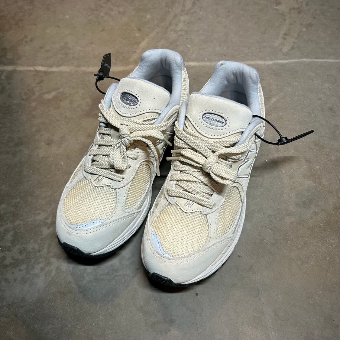 235) 뉴발란스 2002R 아이보리 스니커즈 미사용품 상품이미지4