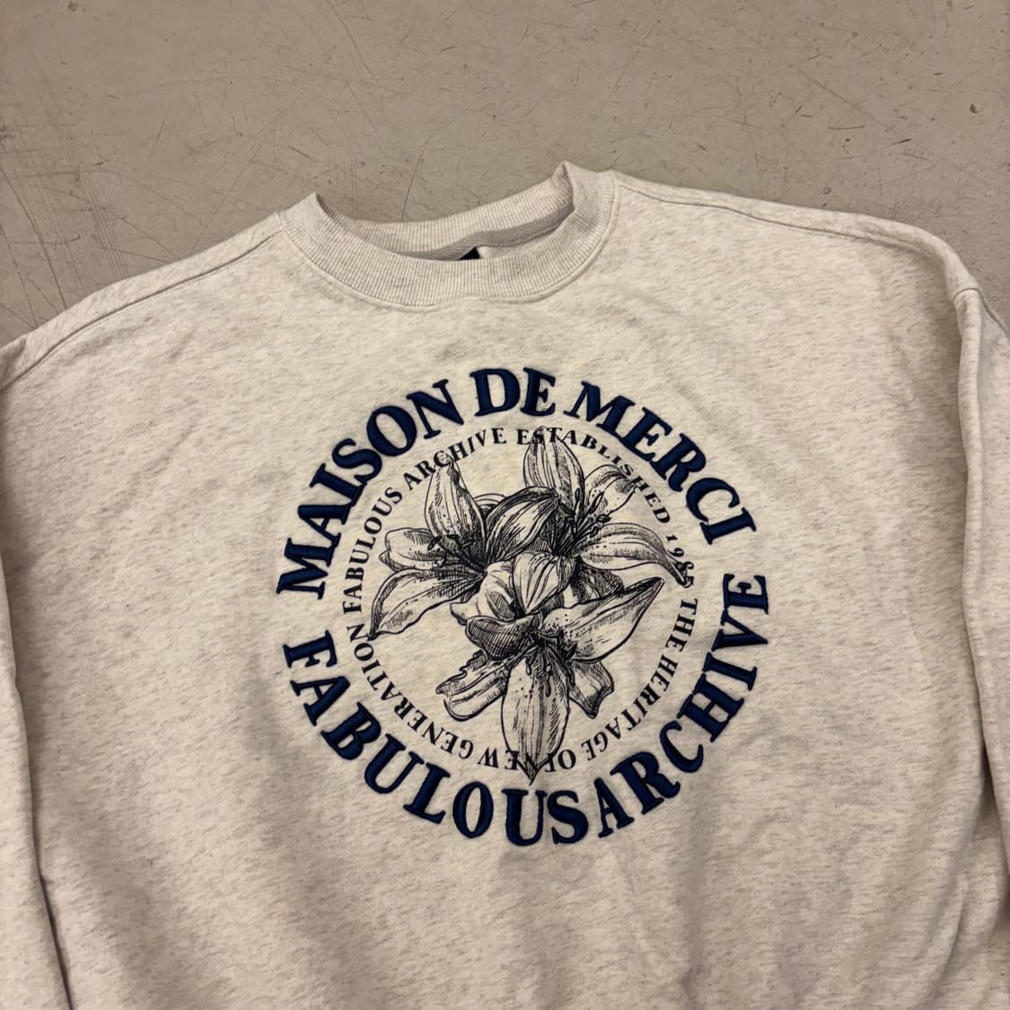 패블러스아카이브 빅로고 그레이 맨투맨 상품이미지2