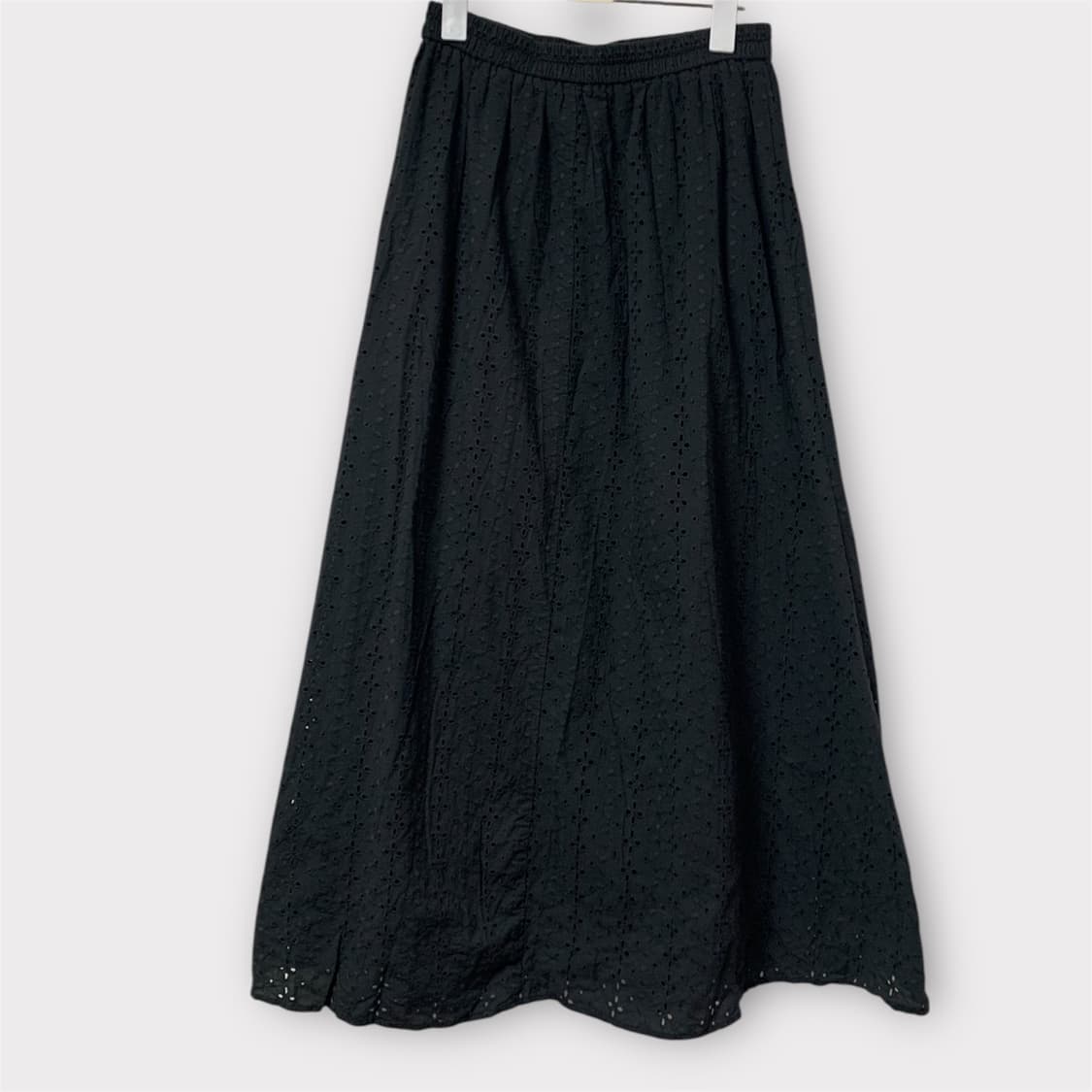 블랙 펀칭 아일렛 롱스커트 상품이미지1